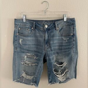 AE Tom girl Bermuda shorts American eagle size 10 light wash distressed denim